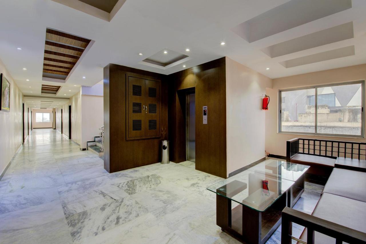 Oyo 1545 Hotel Shivani International 阿穆达巴 外观 照片