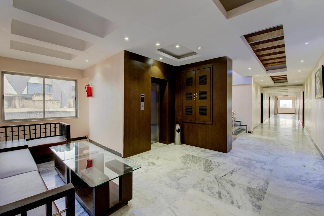 Oyo 1545 Hotel Shivani International 阿穆达巴 外观 照片
