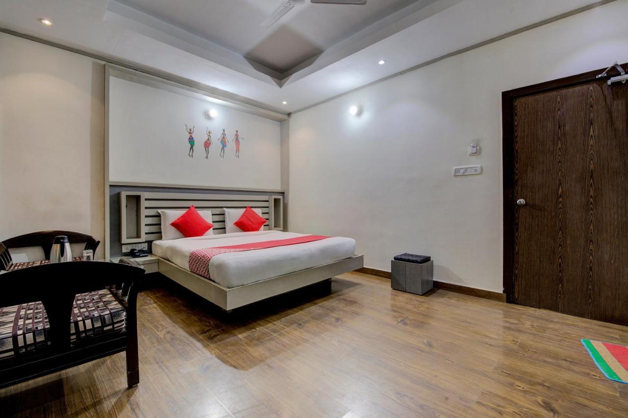 Oyo 1545 Hotel Shivani International 阿穆达巴 外观 照片