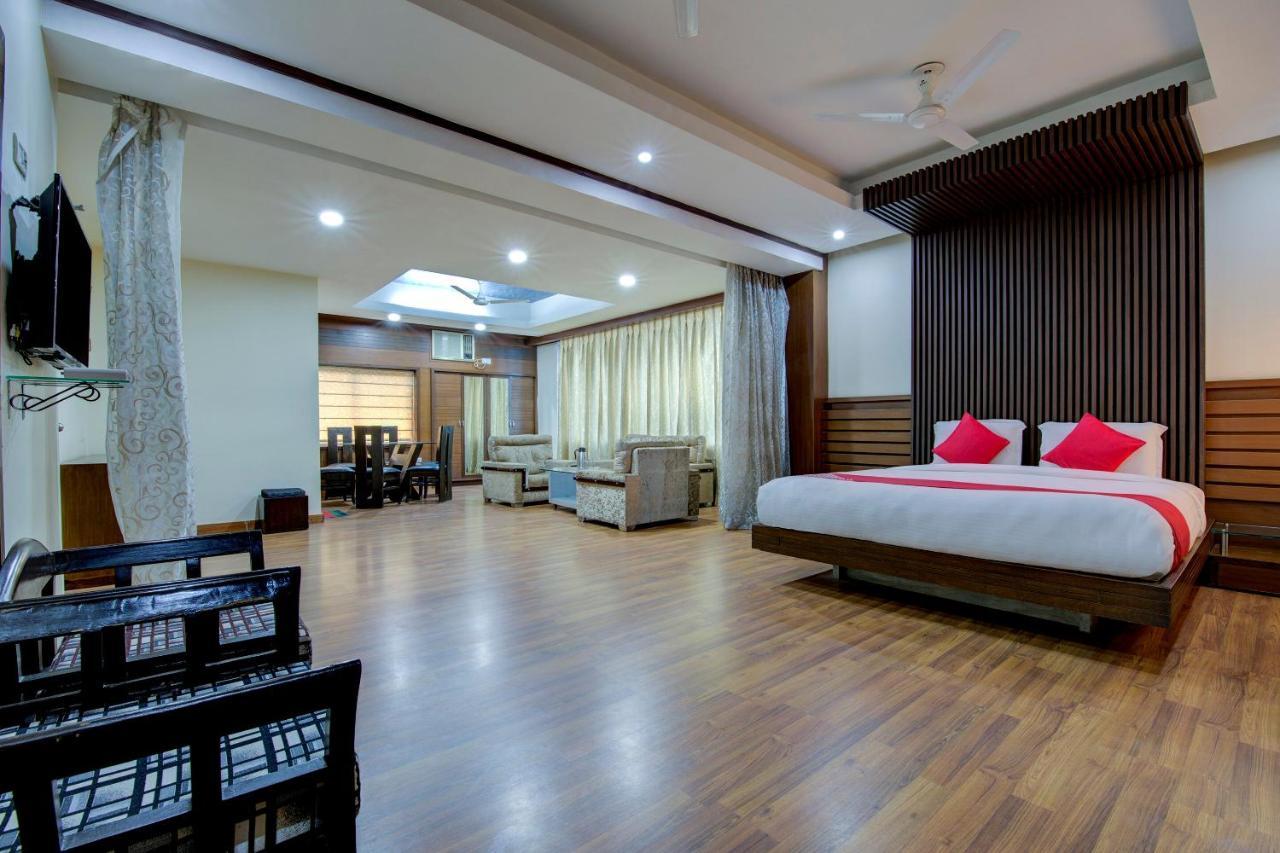 Oyo 1545 Hotel Shivani International 阿穆达巴 外观 照片