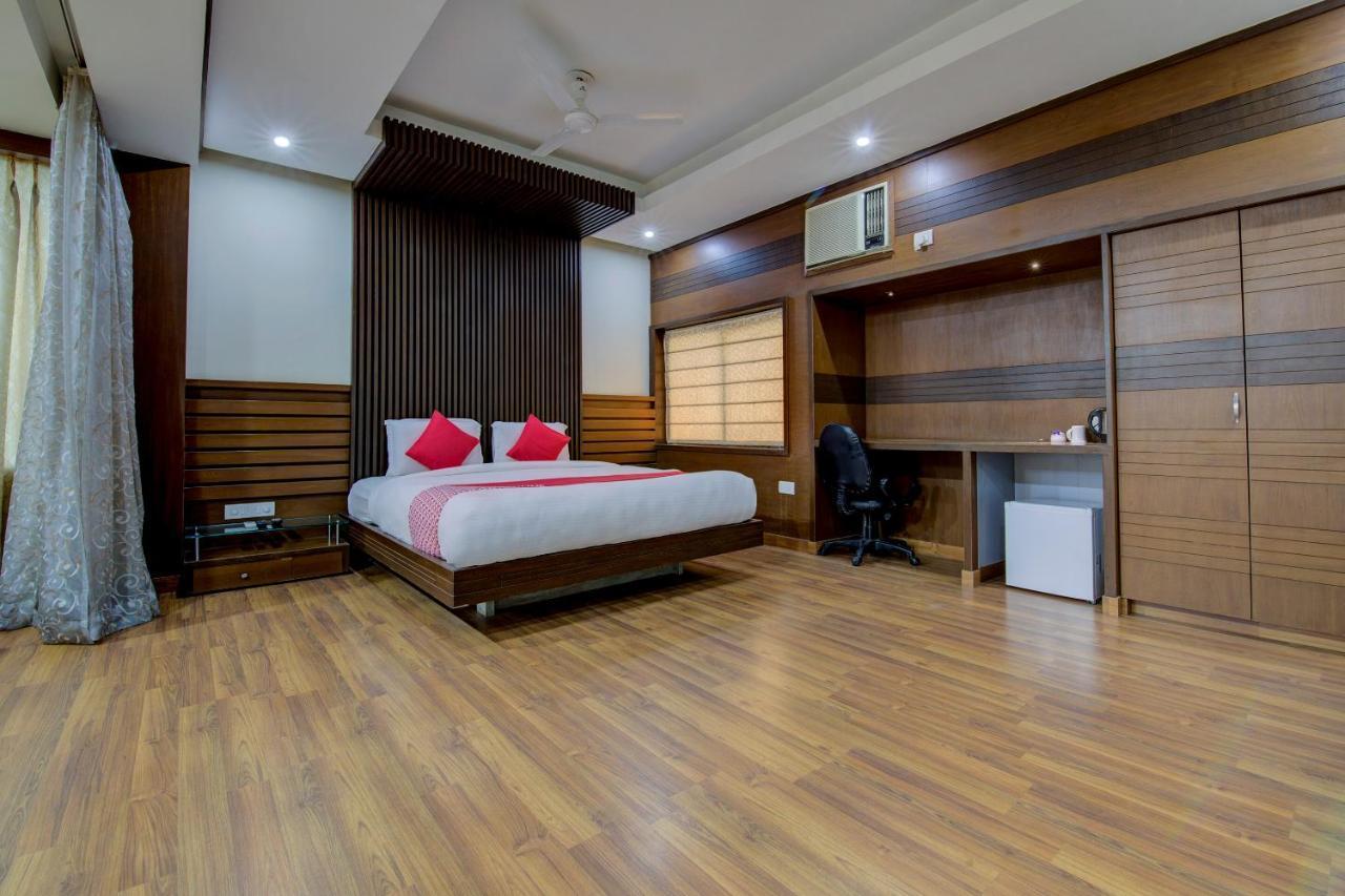 Oyo 1545 Hotel Shivani International 阿穆达巴 外观 照片
