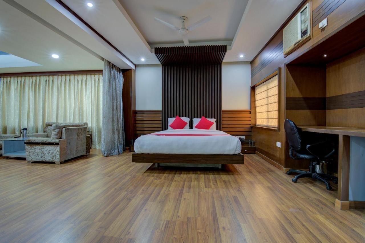 Oyo 1545 Hotel Shivani International 阿穆达巴 外观 照片