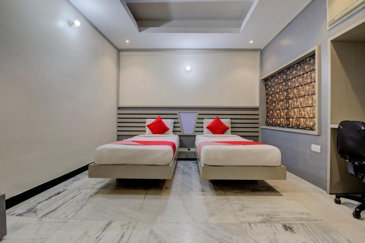 Oyo 1545 Hotel Shivani International 阿穆达巴 外观 照片