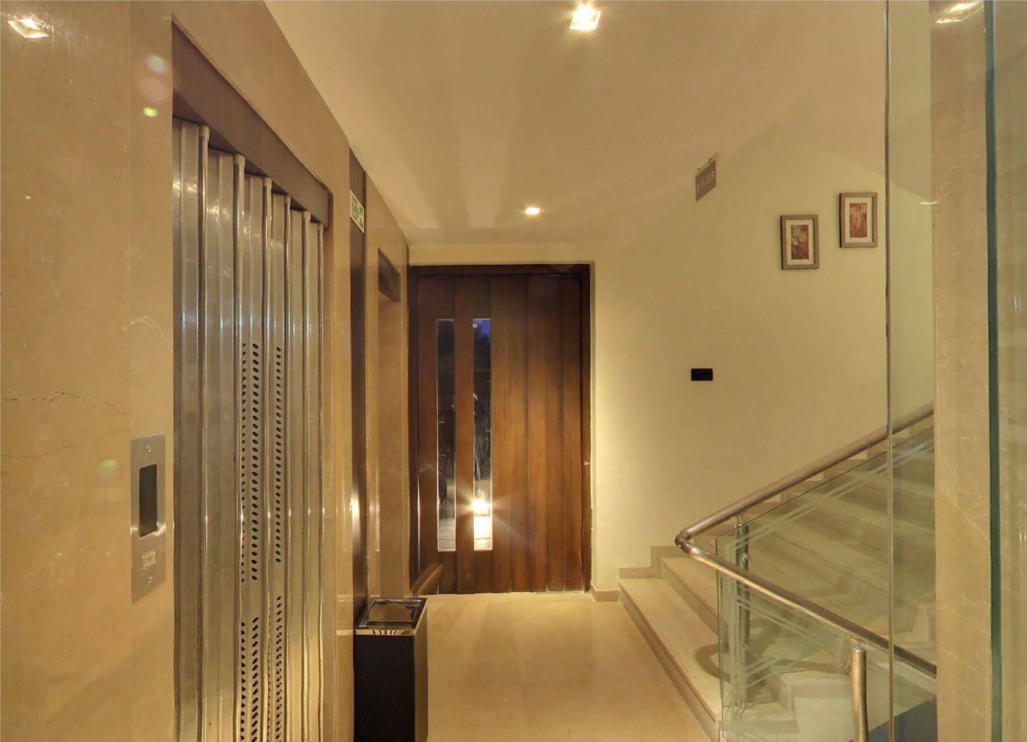 Oyo 1545 Hotel Shivani International 阿穆达巴 外观 照片