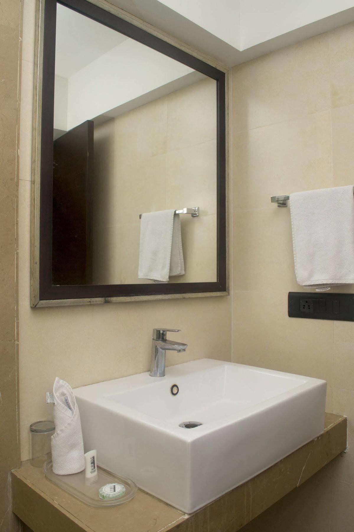 Oyo 1545 Hotel Shivani International 阿穆达巴 外观 照片