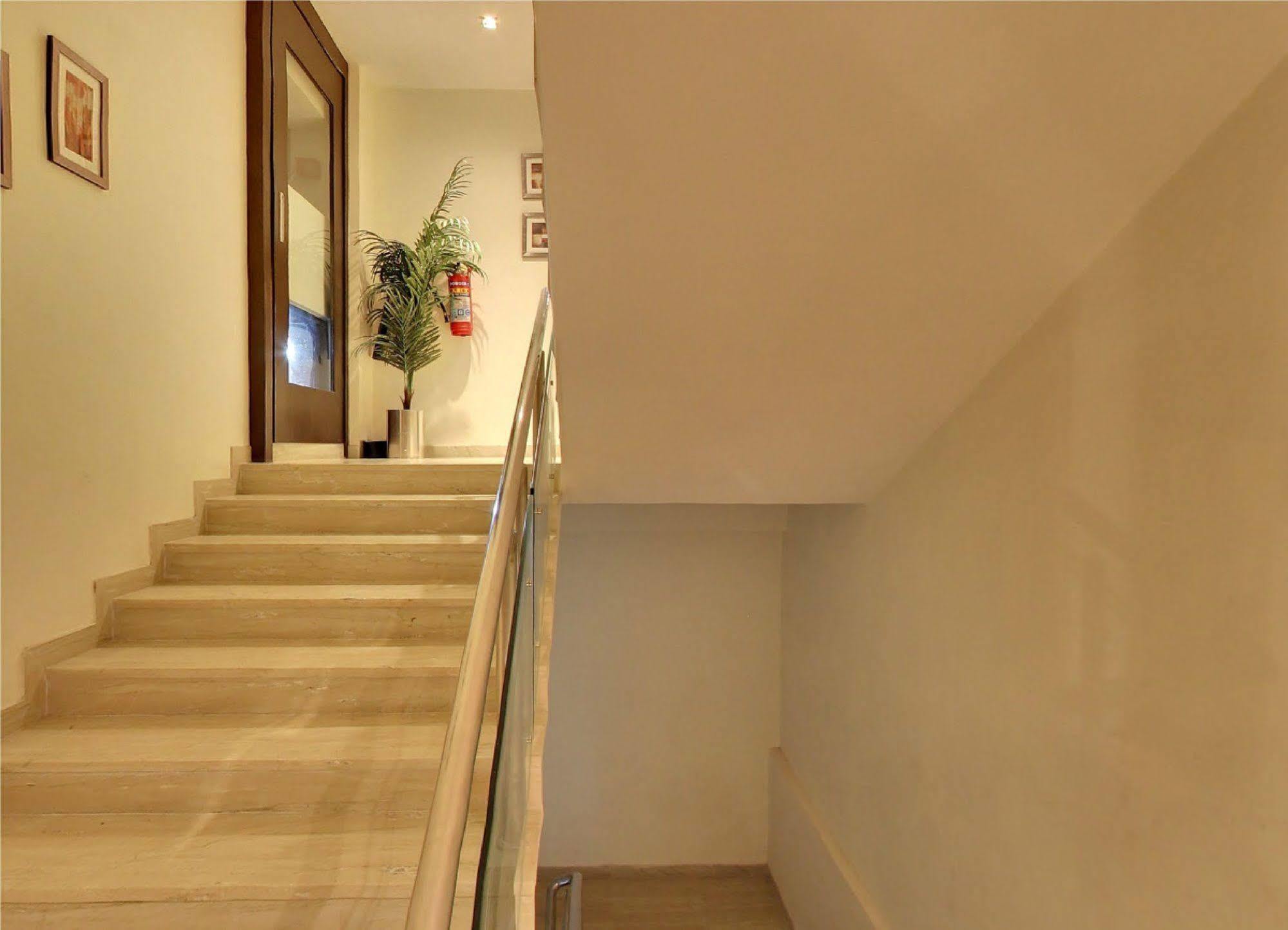 Oyo 1545 Hotel Shivani International 阿穆达巴 外观 照片